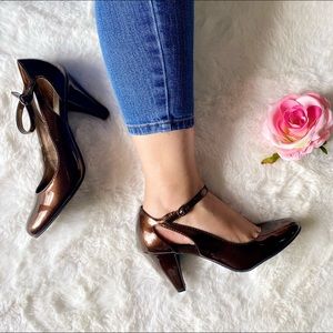 Women shoes. Brown color. New